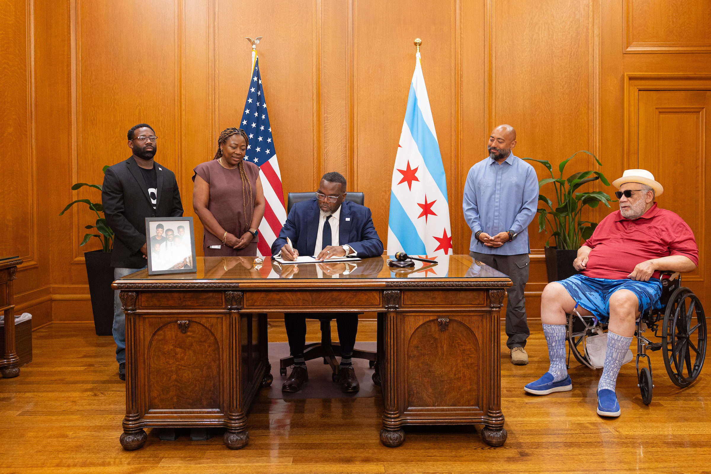 Mayor Brandon Johnson signs the ‘Right to Protest’ executive order, which seeks to protect the free speech rights of every Chicagoan. 